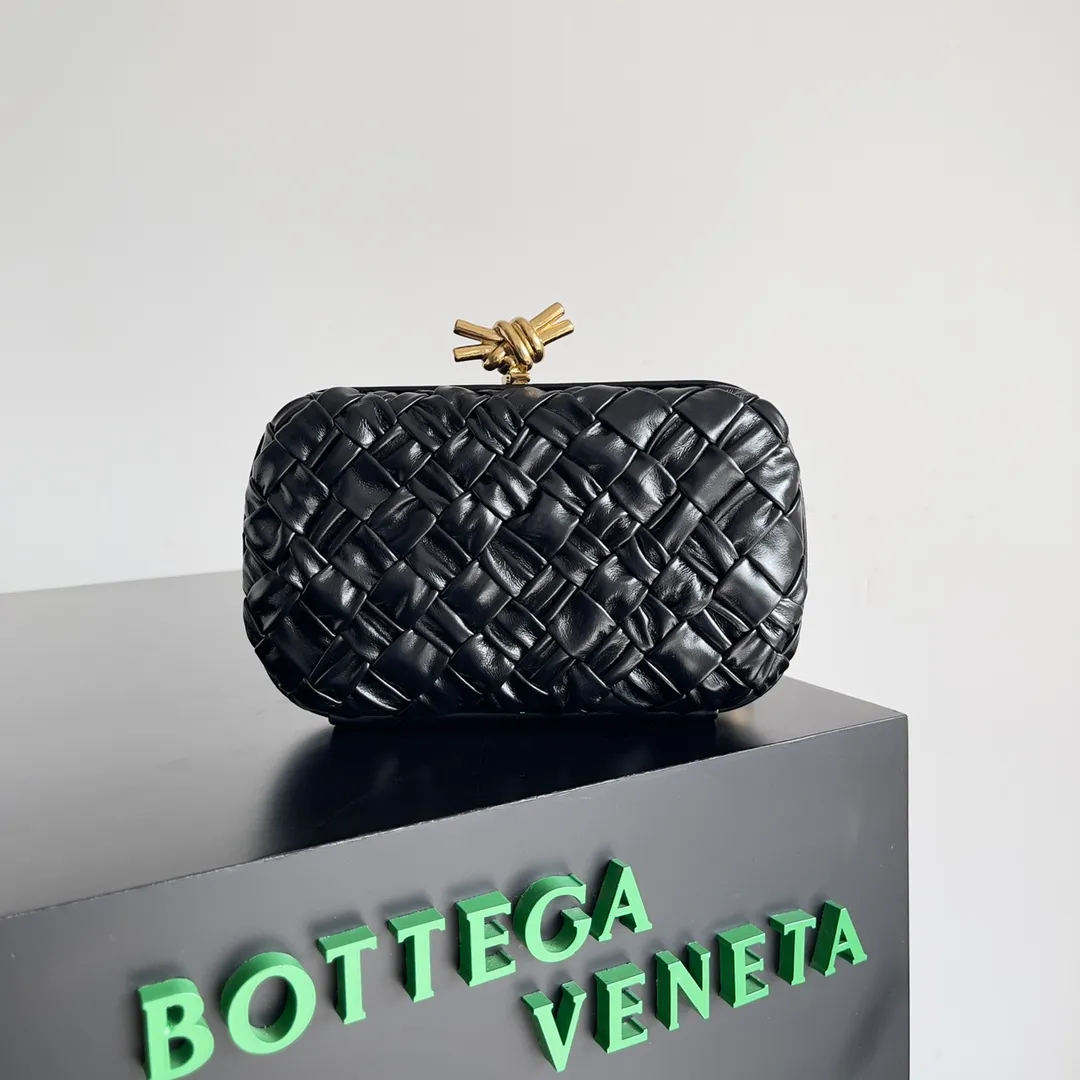Batch 1860 BV Knot | The classic return of the evening bag. Original leather ➕ Stainless steel hardware ➕ 24k real gold plating ➕ Fully handmade. Those who know the history of our brand should have heard that the knot is a story of Bottega Veneta, and it is also one of the more important design elements. Matthieu Blazy's work this season sublimates Knot's classics, with a new knot design and a woven shoulder strap, plus Fouland Intreccio's weaving technology, adding some fashion to the retro and nostalgic feel of the past. Style number: 717622 Size: 20.5*6*12.5